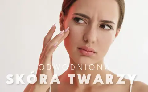 Kobieta zmartwiona stanem swojej odwodnionej skóry twarzy, dotyka policzka.