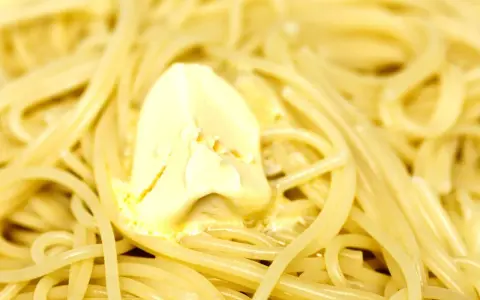 Spaghetti fumanti con un pezzo di burro che si scioglie, un classico piatto di pasta in bianco.