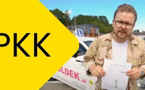 Mężczyzna w okularach trzyma dokument z napisem "Numer PKK". W tle biały samochód z literą L.