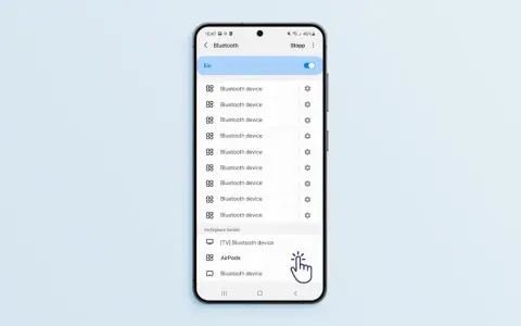 So einfach lassen sich AirPods verbinden: Auf dem Smartphone-Display wird die Bluetooth-Liste angezeigt, und "AirPods" ist zum Koppeln ausgewählt.