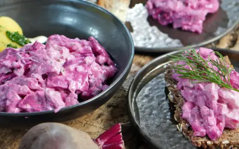 Klassisches Heringssalat Rezept: Cremiger Salat mit Roter Bete, Kartoffeln und Dill auf Brot.