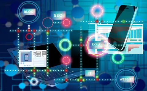 Pubblicità, comunicazione digitale e creatività d'impresa: laptop, smartphone e icone per blog, SEO, social media e sito web su sfondo blu tecnologico.