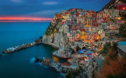 Kolorowe domy Cinque Terre na klifie nad morzem, idealne miejsce, gdzie do Włoch na wakacje.