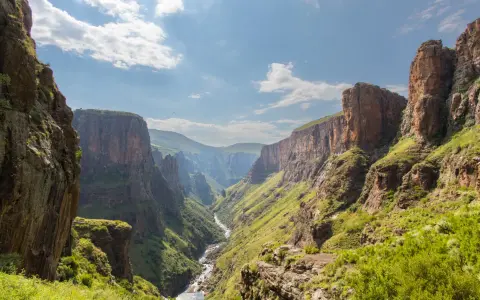 Majestatyczny kanion z rzeką, otoczony stromymi, zielonymi zboczami. To krajobraz z Maseru, zapierający dech w piersiach widok.