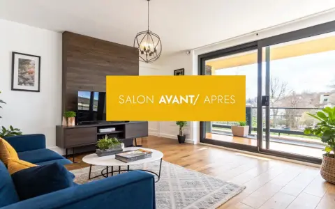 Salon transformé par home staging avant après. Canapé bleu, table basse, meuble TV en bois, grande baie vitrée.