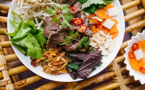 Pyszne bun bo nam bo: grillowana wołowina, kiełki, warzywa, orzeszki ziemne i chrupiąca cebulka.