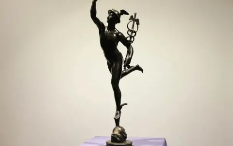 Mercure ailé, le caducée à la main, dans une pose dynamique. Cette sculpture en bronze, inspirée par Jean de Bologne, semble prête à s'envoler.
