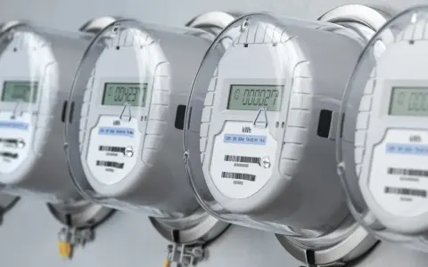 Rząd nowoczesnych liczników dwukierunkowych z cyfrowymi wyświetlaczami, gotowych do monitorowania zużycia energii.