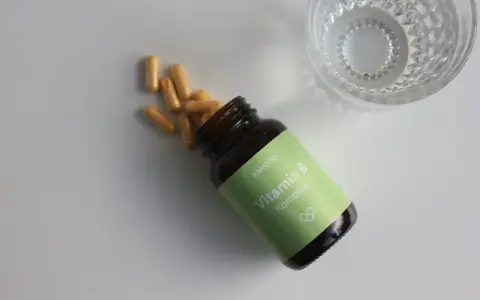 Brauchen Sie einen Energieschub? Hier ist ein Vitamin B-Komplex, wann einnehmen? Mit einem Glas Wasser bereit.