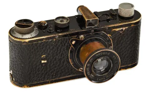 Un vieil appareil photo Leica avec son objectif le plus cher, le Leitz Anastigmat 50mm, témoin d'une époque révolue.