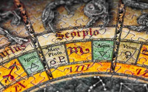 Starożytny astrolabium z napisem Scorpio. Znak zodiaku skorpion, jego data i symbole planetarne.