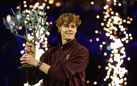 Tenista con trofeo de árbol, rodeado de fuegos artificiales. ¡Un verdadero "grand slam sinner" en la cima!
