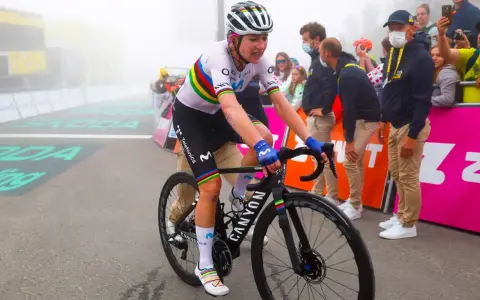 Annemiek van Vleuten, im Regenbogentrikot, kämpft sich durch den Nebel.