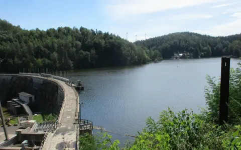 Talsperre Kriebstein mit Blick auf den Stausee und bewaldete Hänge. Ein schöner Ort zum Baden und Entspannen.