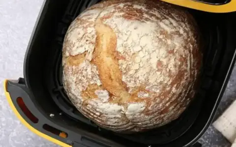 Chleb z airfryer, rumiany i pachnący, gotowy do podania. Idealny na szybkie śniadanie lub dodatek do obiadu.