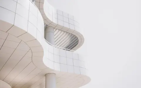 Lignes courbes et épurées d'une architecture blanche, une parfaite photo minimaliste définition.