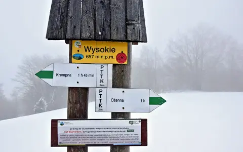 Szlak w Magurskim Parku Narodowym. Znak wskazuje Wysokie (657 m n.p.m.), najwyższy szczyt, oraz kierunki do Krempnej i Ożennej.