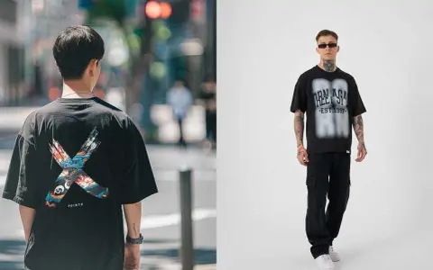 Mężczyzna w czarnej koszulce z grafiką smoka w stylu streetwear. Drugi mężczyzna w czarnej koszulce z napisem i spodniach cargo.