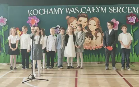 Dzieci śpiewają piosenkę na komunię dla rodziców. Tekst piosenki jest pełen miłości.