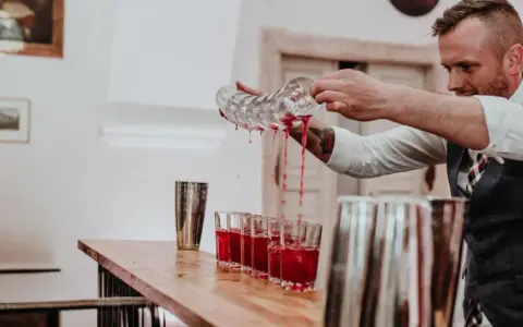 Ile bierze barman na wesele? Oszczędź 40% na alkoholu!