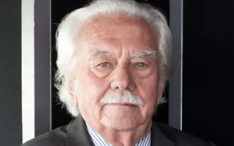 Ritratto di Alberto Rosa, saggista con folti capelli bianchi e baffi.