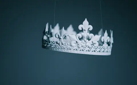 Biała korona z liliami, zawieszona na nitce. Czy to symbol władzy, czy może elżbieta rakuszanka ciekawostki o królewskich ozdobach?