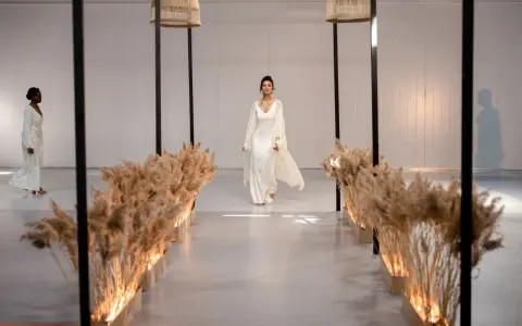 Elegancka biała suknia, idealna na ślub. Jakie rajstopy do białej sukienki? Modelka prezentuje styl boho.