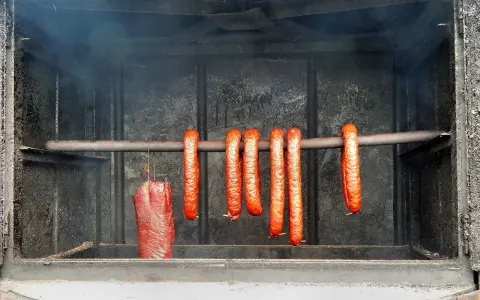 Kiełbasa wędzi się w dymie, tworząc apetyczny kolor. Idealna temperatura wędzenia kiełbasy to klucz do sukcesu.