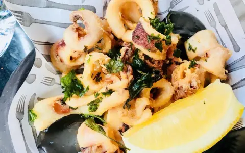 Krispig friterad bläckfisk med citron och persilja. Enkel men god rätt som får bra spanjorskan recensioner.