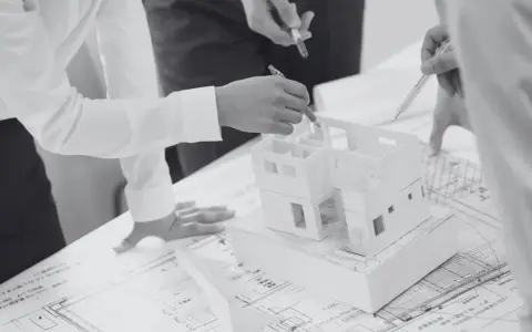 Architekci analizują projekt domu. Gdybyś miał do czynienia z samowolą budowlaną, gdzie zgłosić, dowiesz się z dokumentacji technicznej.