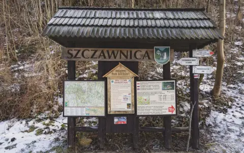 Zimowe Pieniny. Tablica informacyjna w Szczawnicy z mapą szlaków i informacjami o spływach Dunajcem.