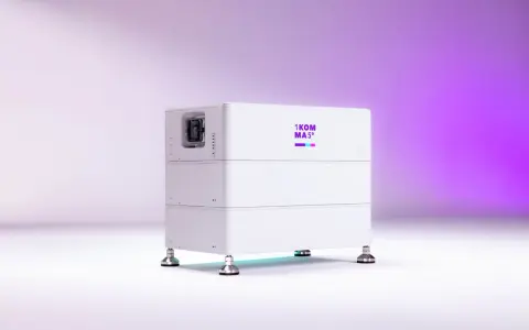 En vit, stapelbar energilagringsenhet med texten "1KOM MA5°" och färgade staplar. Denna solaredge batteri är redo att revolutionera din energihantering.