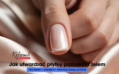 Perfekcyjny manicure z użyciem bazy pod żel. Dłoń z zadbanym paznokciem, ozdobionym subtelnym french manicure.