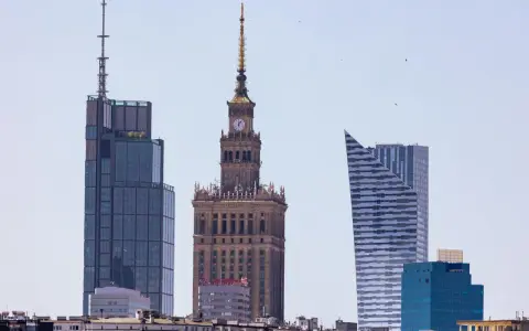 Warszawskie drapacze chmur, w tym Pałac Kultury i Nauki, symbolizują dynamiczną budowę miasta.