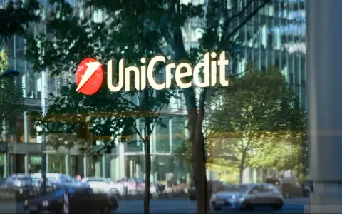 Logo UniCredit na szklanej fasadzie budynku. To międzynarodowy bank, który oferuje szeroki zakres usług finansowych.