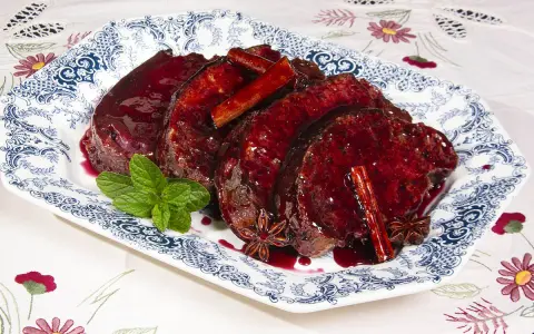 Rebanadas de torrijas de vino, bañadas en salsa de frutos rojos, con canela y anís estrellado. Decoradas con menta fresca.