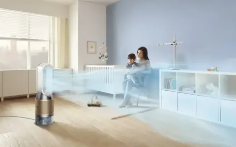Madre e hijo disfrutan de aire fresco y limpio en su habitación, gracias a un purificador que ayuda a mejorar la calidad del aire en casa.