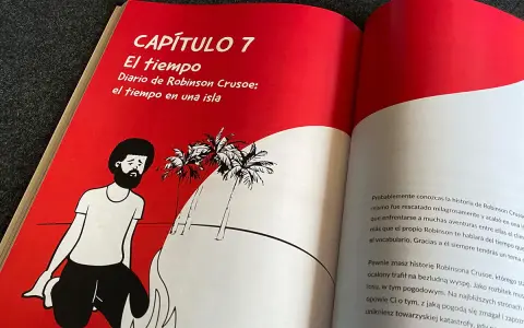 Hiszpański podręcznik z rozdziałem o Robinsonie Crusoe. Ilustracja przedstawia rozbitka na wyspie.