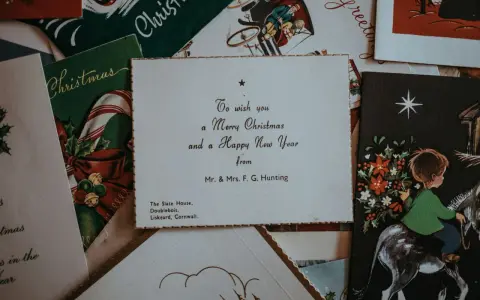 Stare kartki świąteczne, w tym zaproszenie z życzeniami "Merry Christmas and a Happy New Year" od Mr. & Mrs. F. G. Hunting.