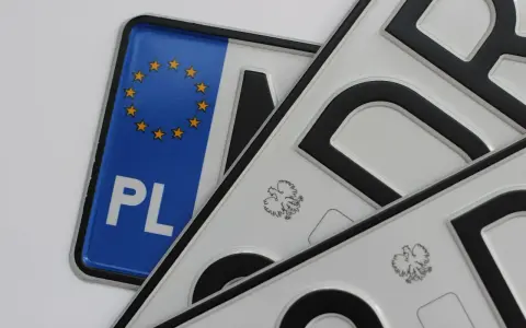 Kilka małych tablic rejestracyjnych, jedna z symbolem Unii Europejskiej i napisem PL, pozostałe z godłem Polski.