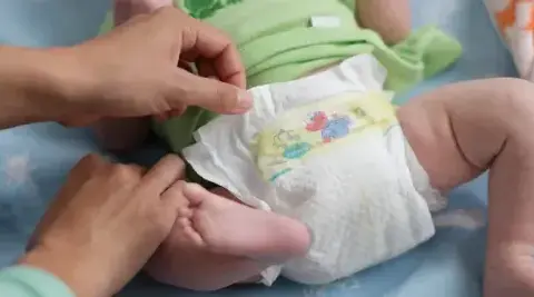 Co ile zmieniać pieluchę w nocy? Kluczowe wskazówki dla rodziców
