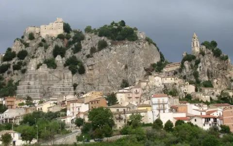 Panoramica di Bagnoli del Trigno, con case aggrappate alla roccia e un castello in cima.