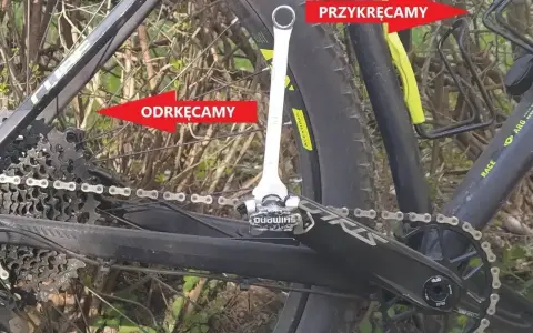 Klucz pokazuje, w którą stronę odkręcamy pedał, a strzałka wskazuje kierunek przykręcania.