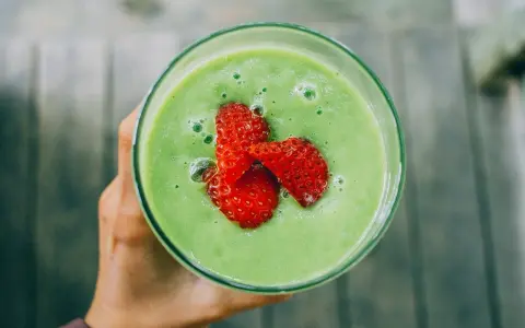 Zielone smoothie z truskawkami, idealne na zdrowe śniadanie. Inspiracja dla przepisów na zielone smoothie.
