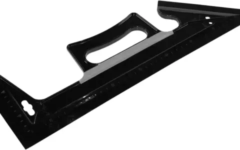 Escuadra de carpintero negra con marcas para medir y trazar líneas rectas, ideal para proyectos de pintura en plástico.