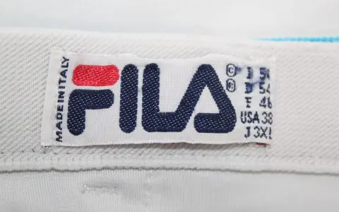 Oryginalna metka Fila z napisem "MADE IN ITALY" i rozmiarem J 3XL.