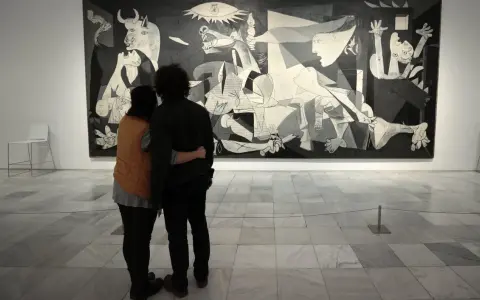 Para ogląda słynne **guernica obraz** Picassa, pełne bólu i chaosu.