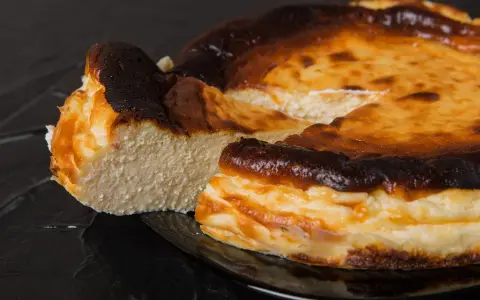 Sernik z opadniętym środkiem, z przypaloną skórką, wygląda apetycznie. Czy to przez temperaturę pieczenia, dlaczego sernik opada?