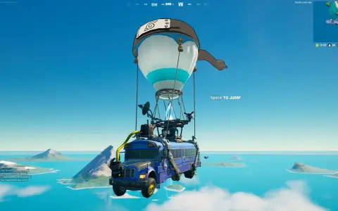 Niebieski autobus Battle Bus z baloniem w stylu Naruto unosi się nad wyspami. Gracze Fortnite gry online czekają na skok.