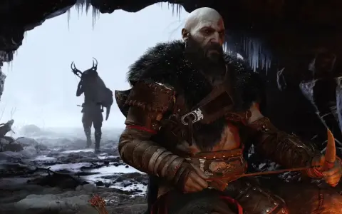Kratos w jaskini, przygotowuje łuk. W tle postać z rogami. God of War Ragnarök - poradnik.